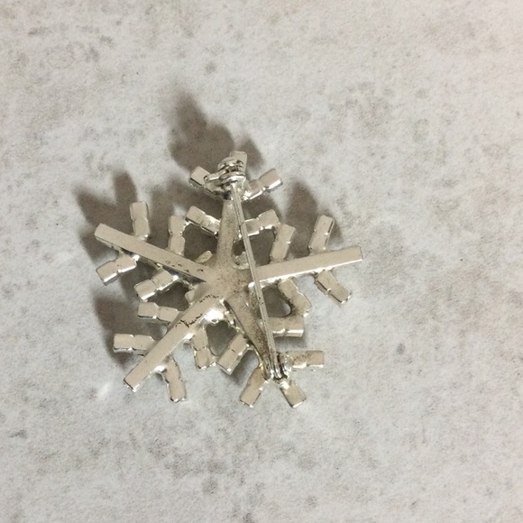Blingy snowflake silver brooch - Picture 4 of 6